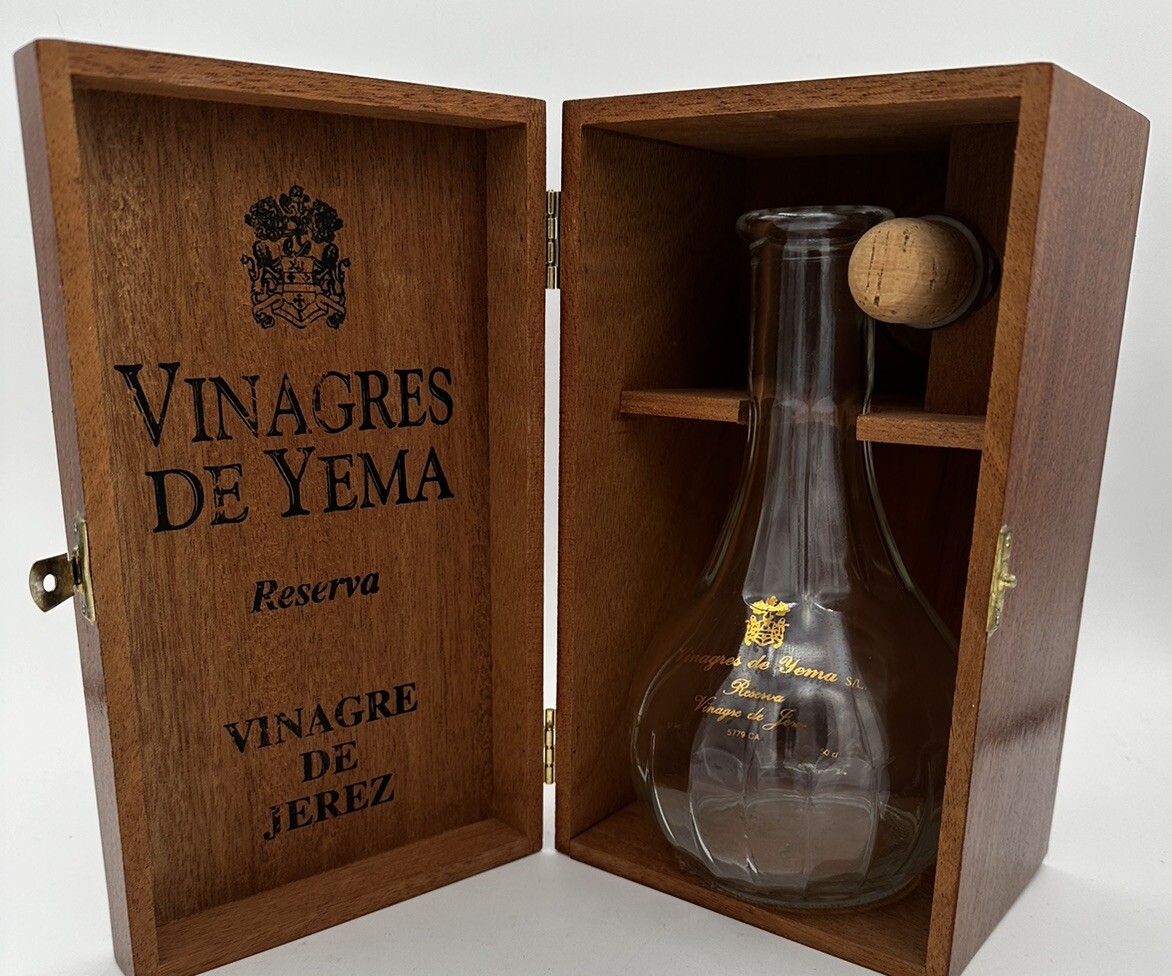 Decantador de vinagre de jerez en caja de madera