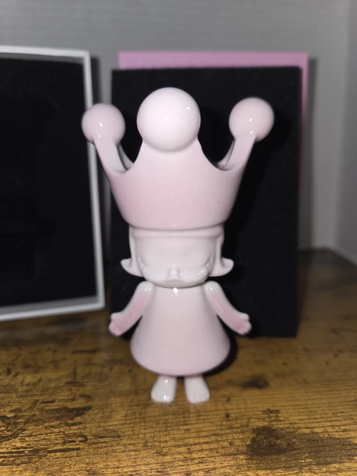 Popmart Royal Molly Rouge 100%  - Image 4 of 4