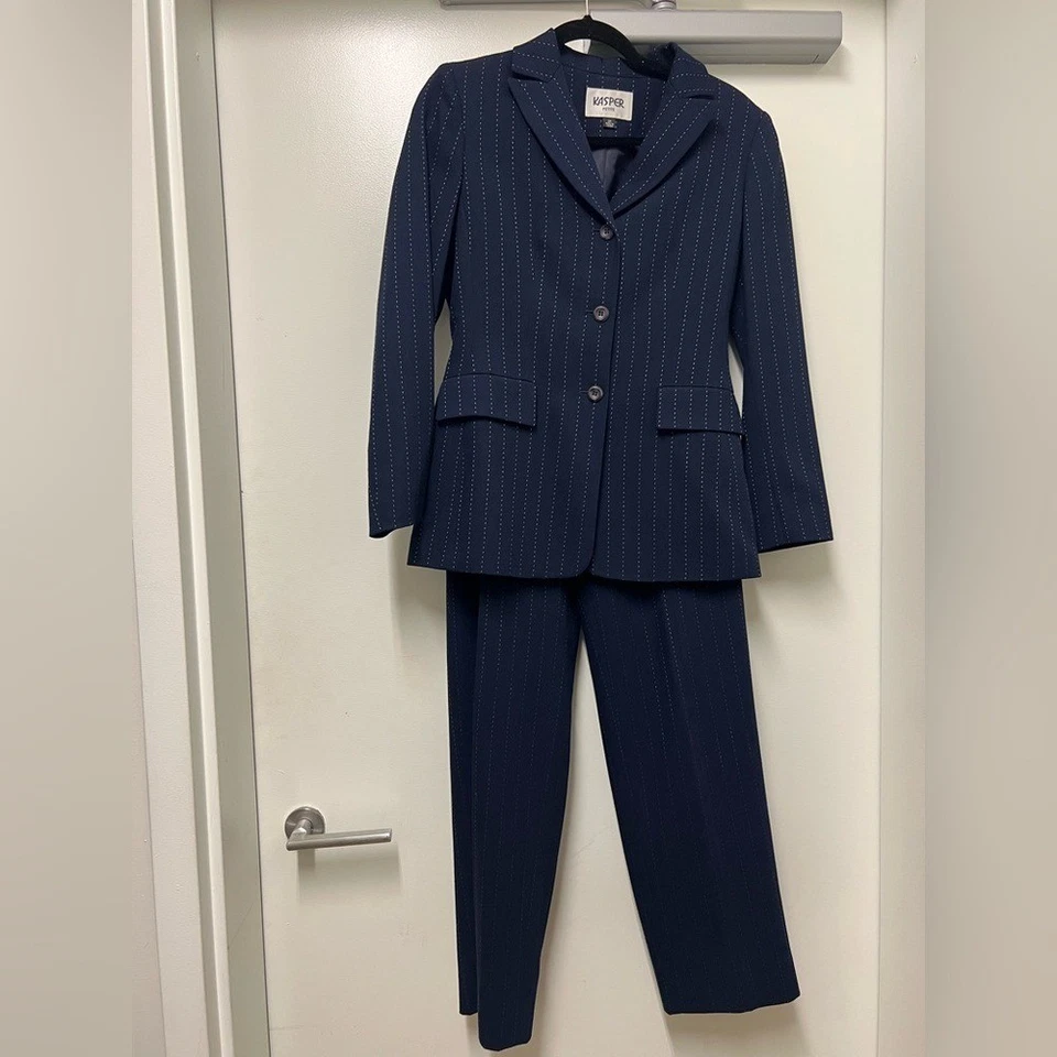 Traje Kasper Petite azul marino con rayas Foto 2 de 4