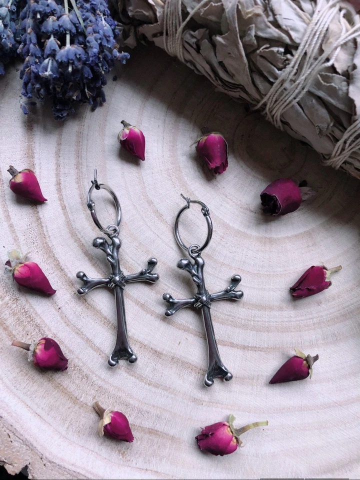 Pendientes de aro de sangre y huesos Pendientes de cruz de hueso Osteomancia Joyería gótica Foto 2 de 4