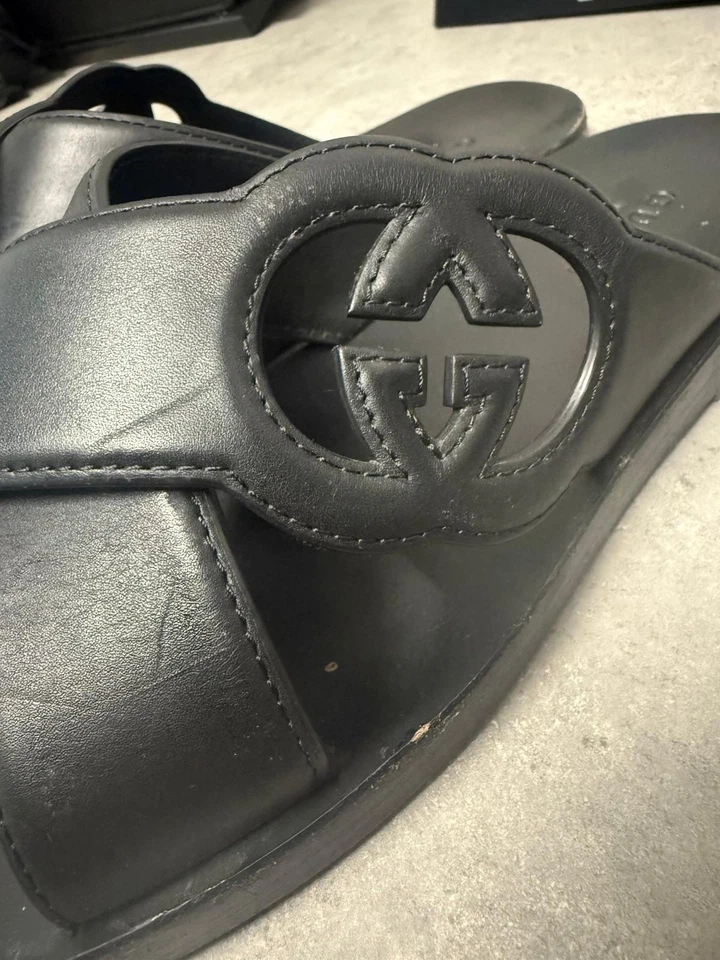 GUCCI SANDALIA HOMBRE CUERO NEGRO RECORTADO ENTRELAZADO G LOGO SLIDE EU41 US8 Foto 2 de 4