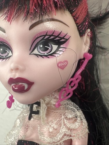 Monster High Muñeca Draculaura Dulce 1600 Cumpleaños Muñeca Pastel Llave Monedero Pendientes - Imagen 5 de 13