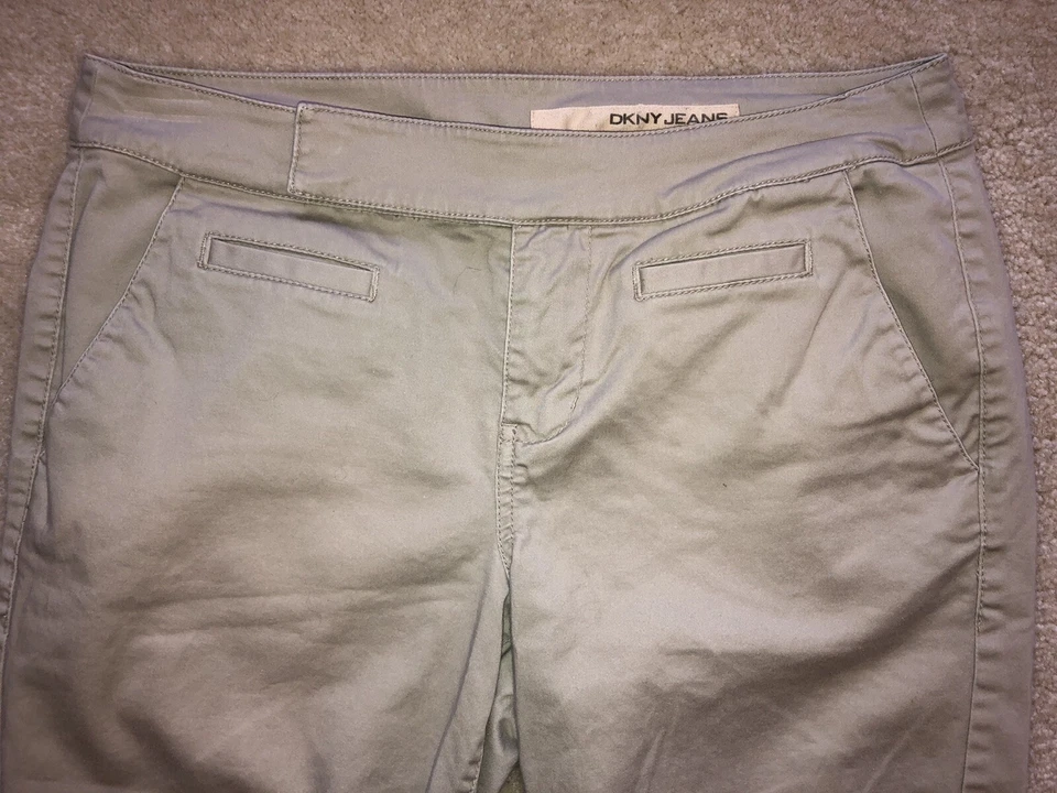 Bermudas chinas caqui DKNY pantalones cortos para caminar talla 8 panel plano 10" entrepierna cintura 31” Foto 2 de 4