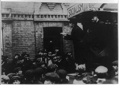 Photo:Addressing a socialist meeting, London 1922