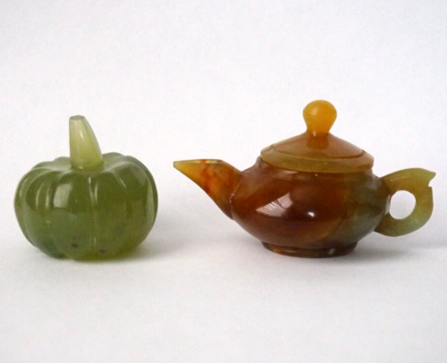 SET 2 X Vintage Jadeit Ornamente Miniatur Teekanne und Moschus Melone oder Mangostan - Bild 1 von 23