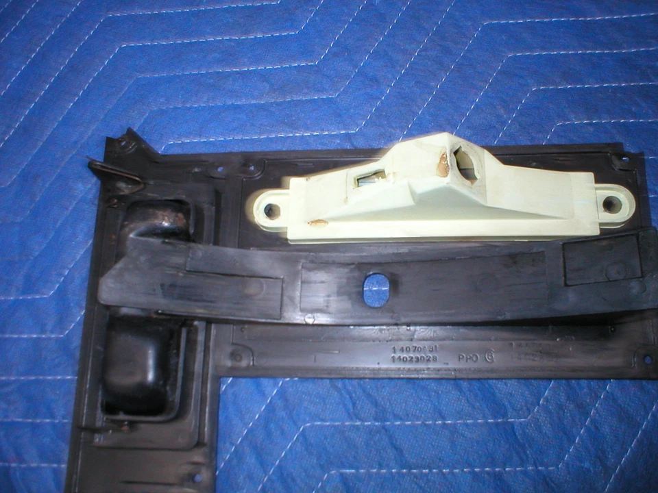 Camaro 1985-92 consola superior automática 700R4 transmisión palanca de cambios placa GM Foto 3 de 4