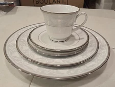 NORITAKE -4278 Clarenton- 5 Piece Place Setting(s). Preowned. 12 Sets Available