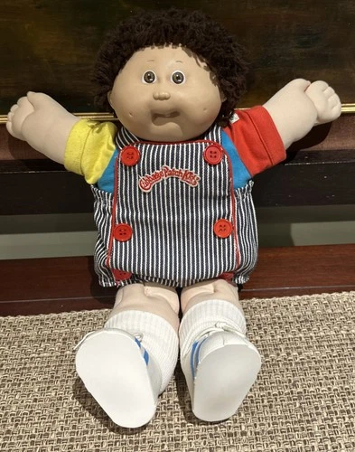 Vintage Cabbage Patch Doll 17”  OAA Excellent Clean Condition