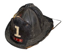 **ÁSPERO** Antiguo casco de bomberos de cuero Cairns de colección 1 escudo NFD 5A código pre letra