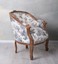 Fauteuil de style Louis XV tissu toile de Jouy bleu et bois beige