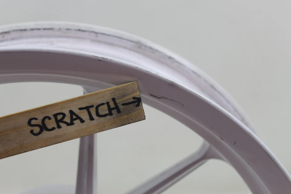 Llanta trasera KTM RC390 RC 390 15-17 OEM recubierta de polvo blanca RECTA Foto 3 de 3