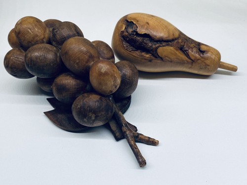 Vintage gedrechselte Holz Birne & Trauben Skulpturen Obst zum Ausstellen/Dekorative Requisiten