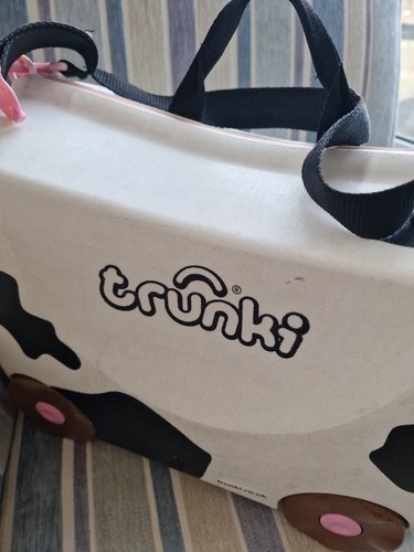 Maleta Trunki Frieda the Cow Ride On con llave y polea USADA signos de desgaste. - Imagen 3 de 7