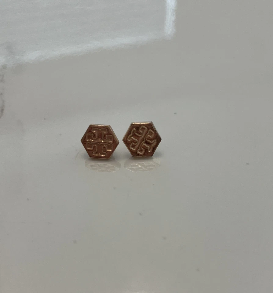 Aretes hexagonales Tory Burch tono dorado logotipo joyería de diseñador preppy Foto 2 de 2