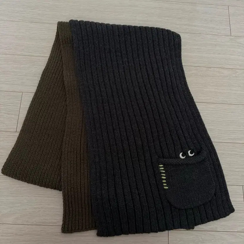 Uniqlo Anya Hindmarch Collaboration Scarf Charcoal Khaki thumbnail 2