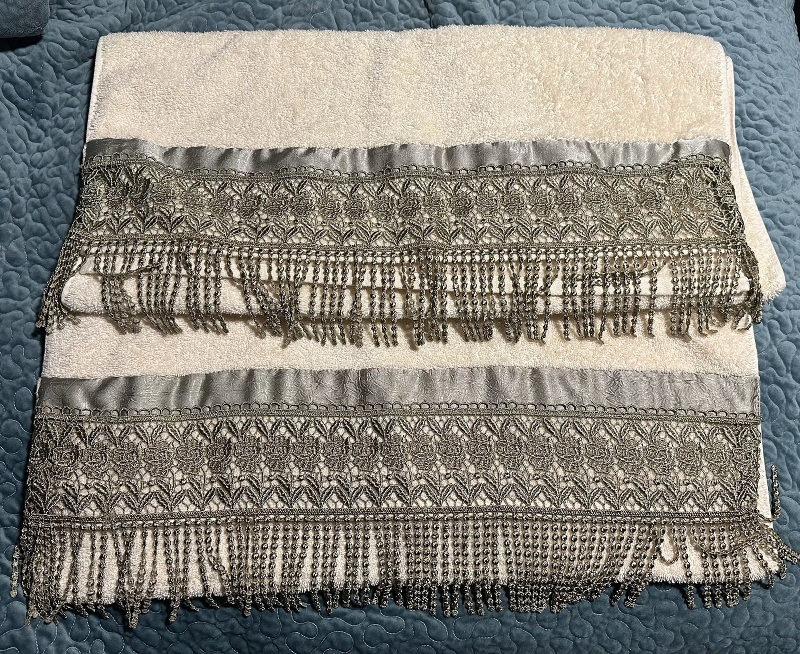 Croscill Decorative Towel Set With Matching Shower Curtain Please Read Discrip