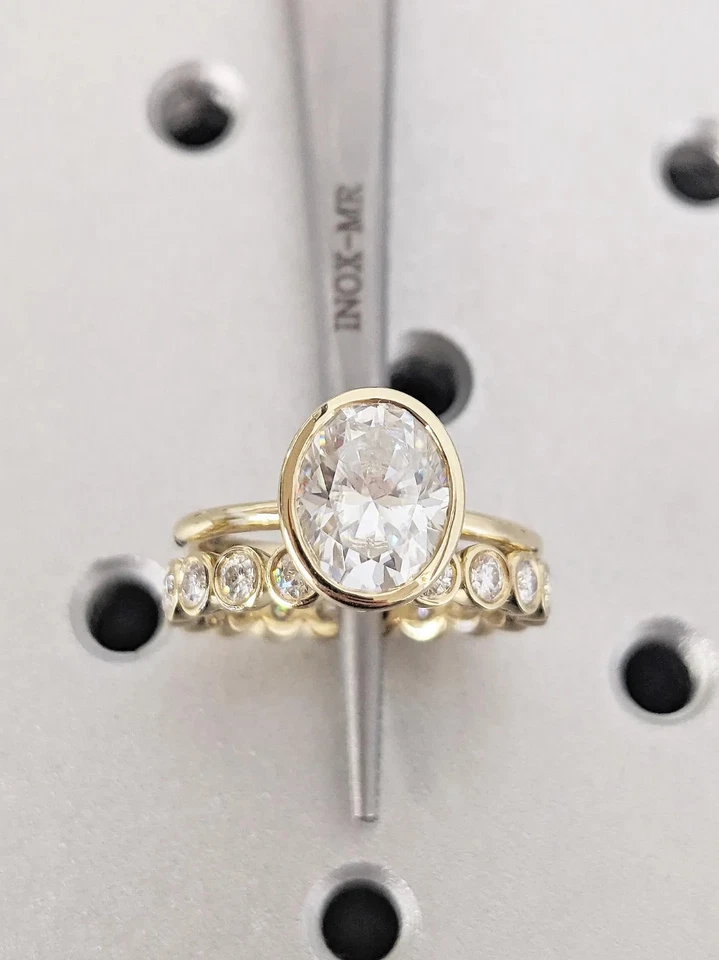 Juego de anillos nupciales con bisel de diamantes cultivados en laboratorio VS1 de corte ovalado de 4,10 quilates de oro amarillo de 14 quilates Foto 4 de 4