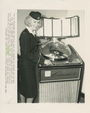 A04 A0434 – Stewardess BOAC con jukebox AMI Continental 2, Heathrow, 1963