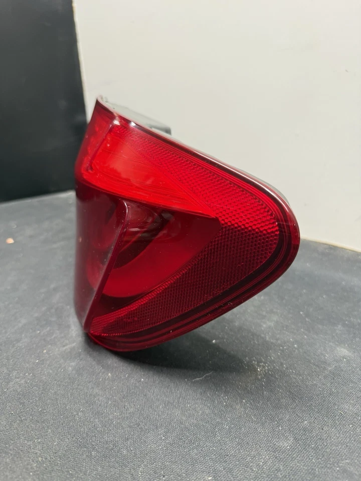 BMW 535i 2011 lado derecho del pasajero exterior QTR luz trasera montada Foto 4 de 4