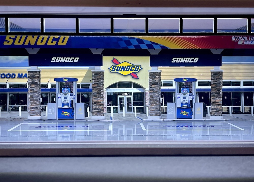 Sunoco Hot Wheels 1:64 Scale Garage Diorama with LED Lights