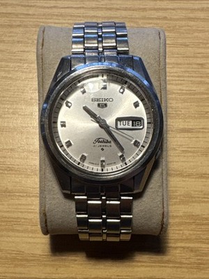 Seiko 5 Automatikuhr mit Toshiba-Branding, Armband Edelstahl