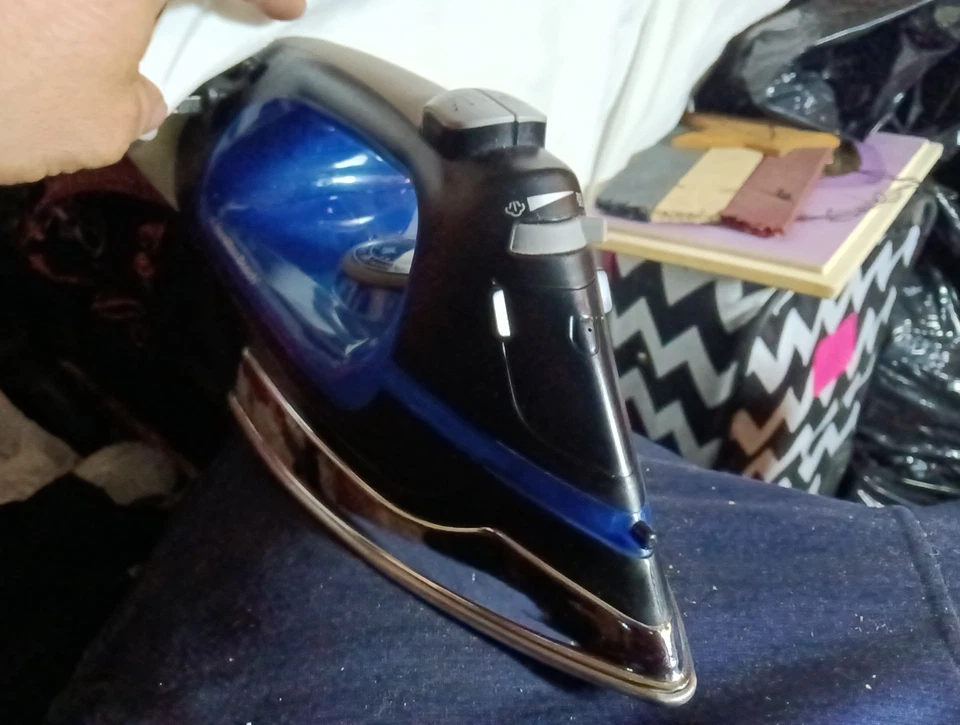 Plancha de vapor autolimpiante azul 1500 vatios, con cable retráctil y acero inoxidable Foto 2 de 4