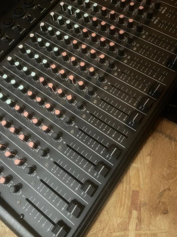 Peavey UNITY series 2000 12 Channel Mixer - Image 2 of 4