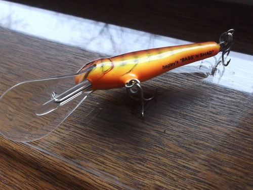 Older Balsa Diving Bassin Shad DD92 DC9 Dark Crayfish on Chartreuse - Picture 5 of 5