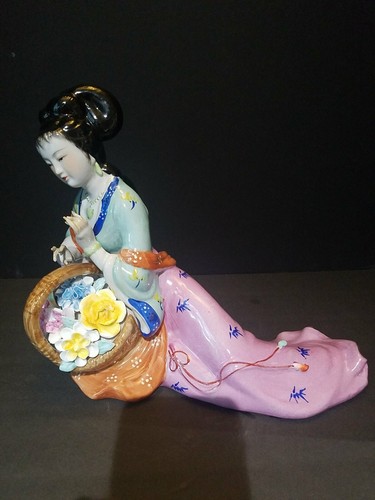 Stunning Vintage/ antique Porcelian Asian Lady with basket Figurine 10.5 x 13" - Picture 12 of 12
