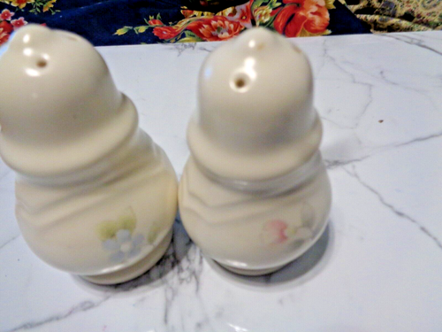 Vintage Pfaltzgraff Tea Rose Stoneware Salt and Pepper Shaker Set - Picture 5 of 16