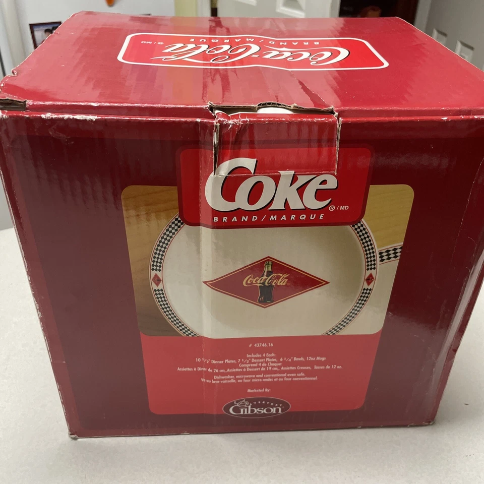 Juego de 16 piezas de gres Coca Cola platos de ensalada de cena tazones tazas 2003 Gibson nuevo de stock Foto 3 de 4