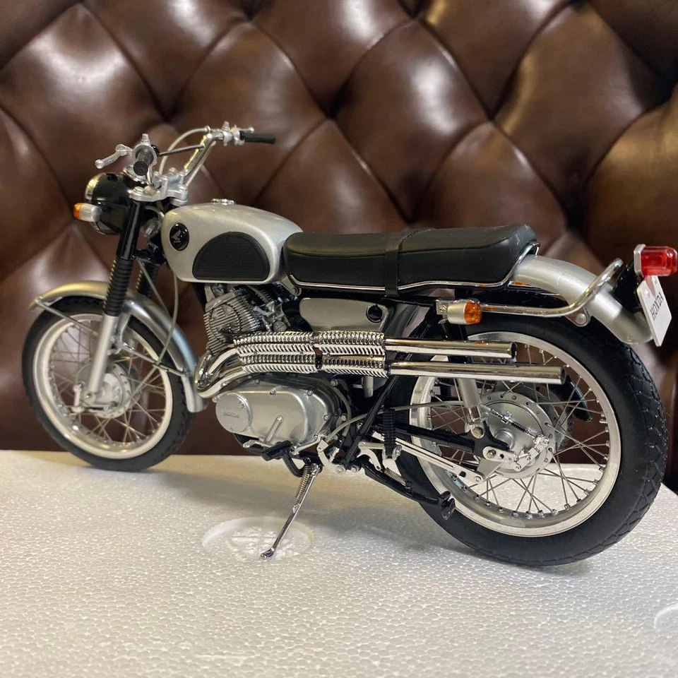 Modellino moto pressofuso EBBRO 1/10 Honda CL72 1962 usato da collezione dal ... - Immagine 4 di 4