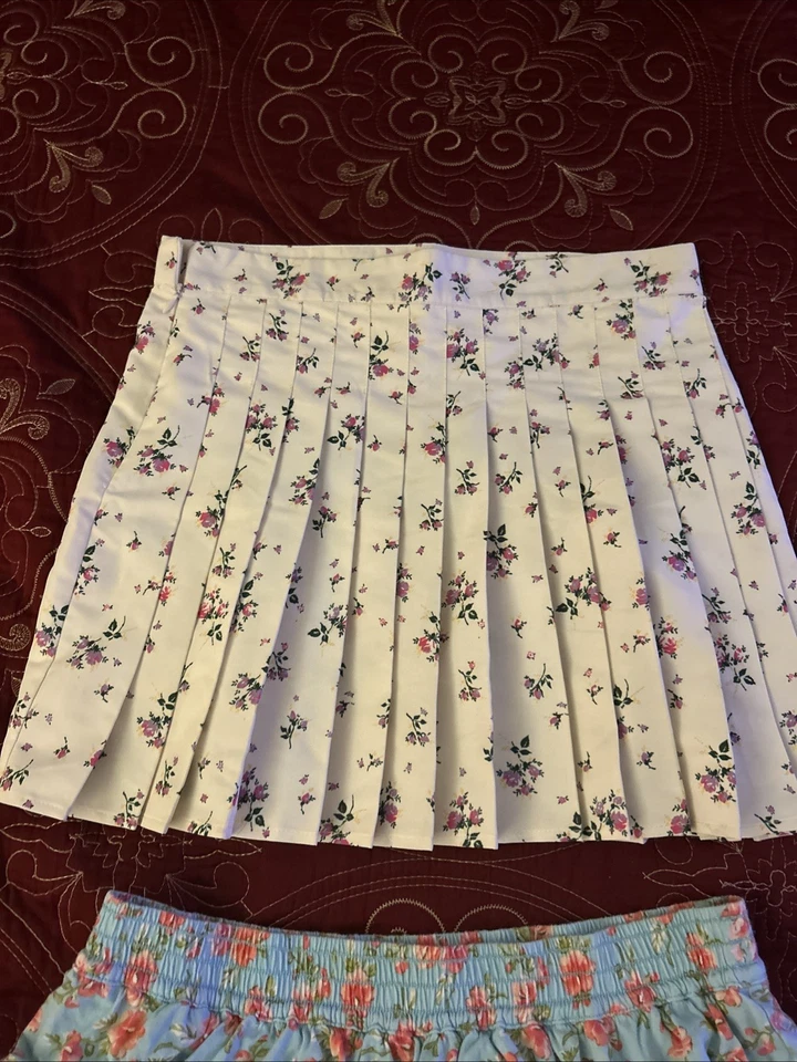 Lote de 4 mini faldas florales cortas Hollister para mujer, American Eagle Love Fire Foto 3 de 4