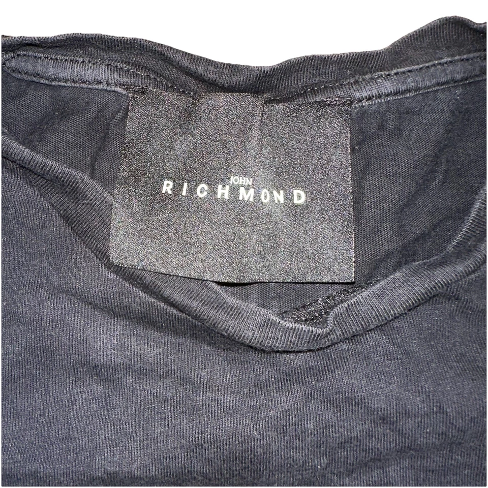 Camiseta negra vintage de los 90’s John Richmond tachonada con cuentas guerrero grande para hombre Foto 3 de 4