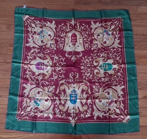 Foulard vintage Gucci Royal Crowns and Shields soie 33"x33" jamais utilisé réf 2060