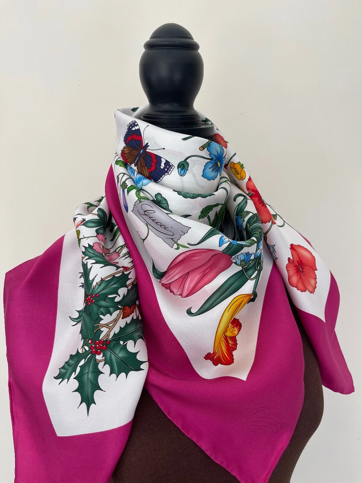Écharpe Gucci unisexe neuve flore multicolore rose bordure soie wrap avec boîte cadeau Gucci