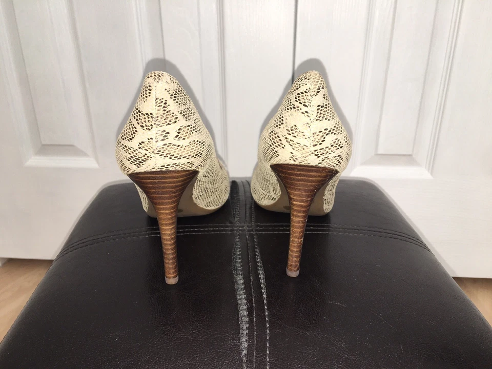 Zapatos de tacón de aguja DKNYC TIFFANY serpiente bronceado claro nuevos con caja talla 7M venta al por menor $98 NUEVO Foto 4 de 4