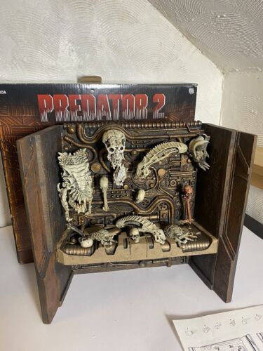 Genuine Neca Predators Trophy Wall Diorama Box Rare DKL - Picture 2 of 24