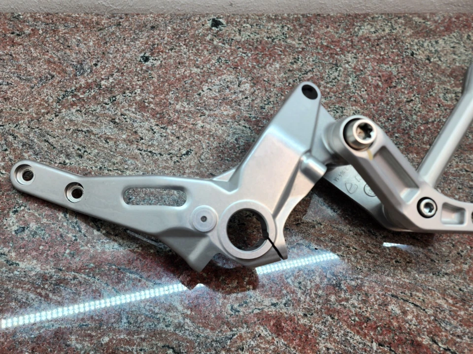 Suporte de montagem de link de suspensão traseiro 12-23 Ducati Panigale fabricante de equipamento original 37231631A - Imagem 2 de 4