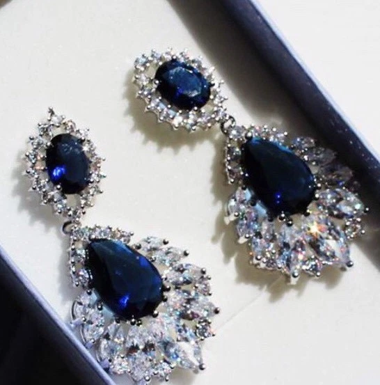 Brincos folheados a platina 18k feitos com pedra marquesa azul cristal Swarovski - Imagem 4 de 4