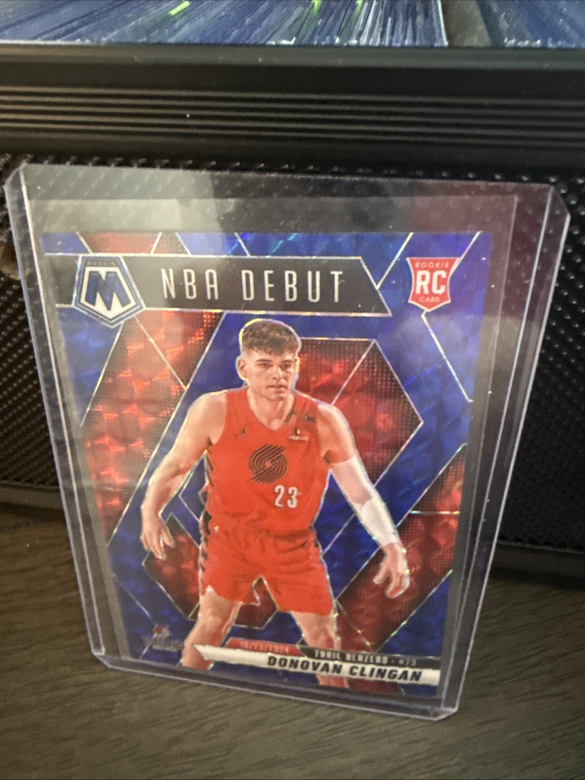 2024-25 Panini Mosaic - Rookies Donovan Clingan #246 Blue Mosaic Prizm /199 (RC)