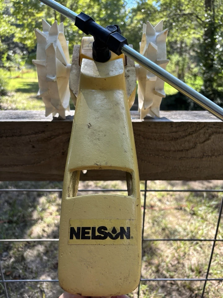 Aspersor de césped tractor fundido amarillo Craftsman Nelson de colección Foto 2 de 4