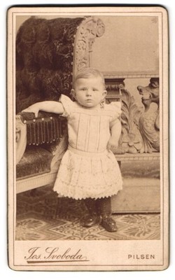 Fotografie Jos. Svoboda, Pilsen, Palackystrasse 13, Kleinkind im Kleidchen nebe 