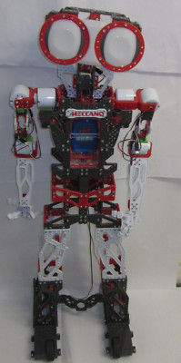 Meccano Robotor mit Steuerung und Motoren.
