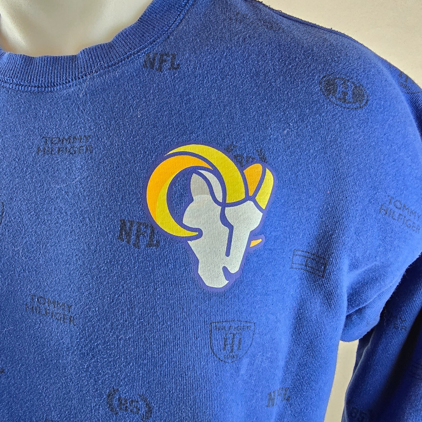 Los Angeles Rams Sweatshirt Mens Small Blue Tommy Hilfiger NFL Football Pullover thumbnail 3