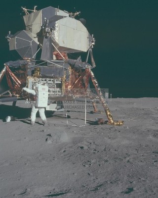 APOLLO 11 EVA SCENE ON SEA OF TRANQUILITY ASTRONAUT AT WORK 8X10 PHOTO