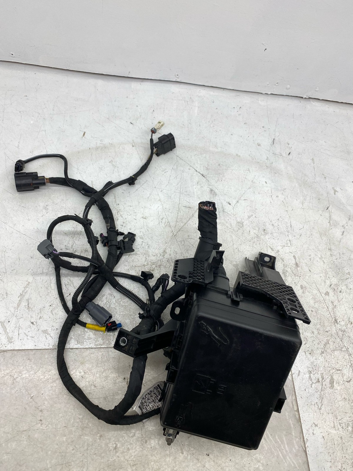 2017-2021 MASERATI LEVANTE OEM 3.0 ENGINE BAY FUSE BOX W/WIRING HARNESS