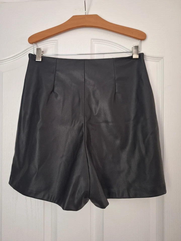 Pantalones Cortos Para Mujer Zara Negros Imitación Cuero Talla M Cremallera Botones Cintura Alta Foto 3 de 4