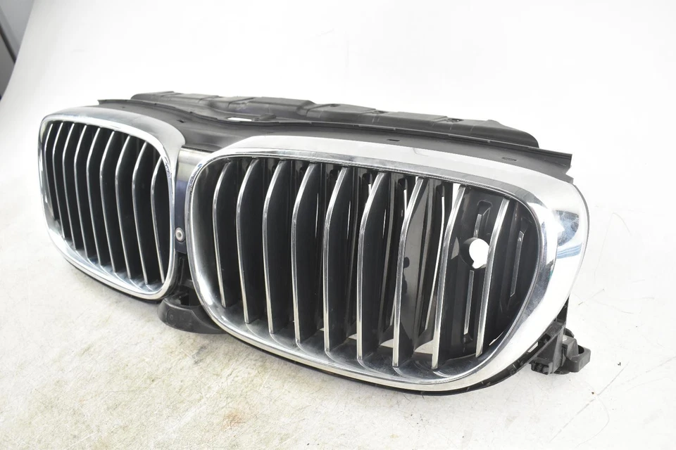Parrilla superior izquierda usada se adapta a: BMW 750I superior 2016 sin equipamiento aerodinámico M alta Foto 2 de 4