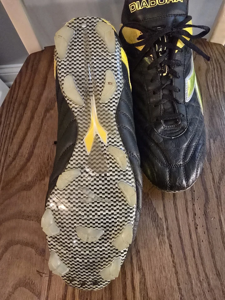 Botines de fútbol Diadora Itálica DST para hombre talla US 11 negros y amarillos Foto 2 de 4